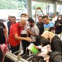 Mendadak Sambangi Stasiun Pasar Senen, Ganjar Bagikan Mainan ke Anak Pemudik