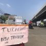 Siapkan Rp 100 Juta Jelang Lebaran, Jasa Tukar Uang di Pinggir Jalan Kalimalang Takut Dirampok
