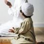 Tak Perlu Memaksa, Ini 5 Tips Mengajak Anak Balita Salat Idul Fitri