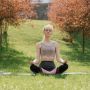 5 Cara Sederhana untuk Tenangkan Pikiran yang Terasa Kacau, Meditasi!