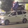 Pemudik Nekat Bawa Motor di Atas Mobil, Netizen Tanya Cara Naikkan Motornya