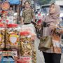Jelang Lebaran, Penjual Kue Kaleng Diserbu Pembeli