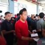 Mudik ke Solo, Presiden Jokowi Bagi-bagi Sembako dan Uang ke Buruh Gendong di Pasar Legi