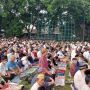 Jamaah Shalat Idul Fitri di Bogor Harus Berbagi Tempat dengan Area Pasar Malam