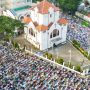 Ratusan Umat Muslim Salat Idul Fitri di Depan Gereja Koinonia Jatinegara