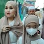 Cantik Berhijab Cokelat, Ayu Ting Ting Bersama Bilqis Jalani Salat Ied