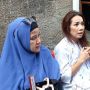 Kuatkan Keluarga, Para Pemain Cinta Fitri Hadiri Prosesi Pemakaman Iqbal Pakula