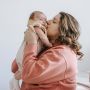 Jangan Sembarangan! Ini 7 Penyakit yang Bisa Muncul Jika Bayi Sering Dicium