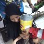 Bocah Menangis Histeris saat Kaleng Biskuit Tak Bisa Dilepas dari Kepalanya, Petugas Damkar Turun Tangan