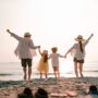 Masih Nuansa Libur Lebaran, 4 Tips Aman Membawa Si Kecil Liburan ke Pantai