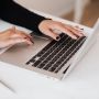 6 Cara Mudah Menjaga Keyboard Laptop Agar Tidak Mudah Rusak, Jangan Kasar!