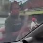 Video Viral! Diduga Kesal Tak Diberi Uang, Pengamen di Tulungagung Ngamuk hingga Pukul Mobil