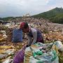 Cerita Pemulung Sampah di TPA Sarimukti Bandung, Kebal Bau Busuk hingga Temukan Emas Putih