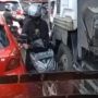 Pengendara Motor Nekat Lawan Arus di Surabaya, Nyaris Digeprek Truk Tronton