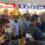Jokowi Bagi-bagi Kaos Saat Tinjau Pasar Tanah Abang, Warga: Presiden Terbaik!