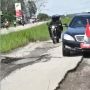 Harus Pelan-pelan! Ini Momen Jokowi Jajal Jalan Rusak di Lampung Pakai Mobil Presiden