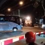 Bus TNI AL Nekat Terobos Palang Pintu KA, Ini Aturan Kendaraan Melewati Perlintasan Kereta Api