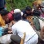 Akses Jalan Aia Luo Solok Tertutup Longsor, Warga Tandu Wanita Mau Melahirkan 11 Kilometer