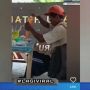 Ada-ada Saja Tingkah Bapak Ini, Botol Saus Mau Dikapak Cuma karena Isinya Susah Keluar