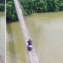 Bikin Deg-degan, Momen Pemotor Lewati Jembatan Gantung di Sungai Kampar