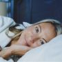 Selain Malas Cuci Muka, 5 Kebiasaan sebelum Tidur Ini Memicu Kerusakan Kulit Wajah