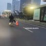 Viral Tak Pakai Helm dan Pelat Nomor, Pemotor Tendang Belasan Traffic Cone di Jalan Sudirman - Thamrin