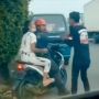 Tak Sudi Menepi, Pemotor Ngamuk hingga Tendang Relawan Patwal Ambulans