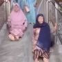 Video Emak-emak Main Perosotan di Masjid: Sangat Menikmati