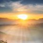 Menikmati Matahari Terbit di Sunrise Point Cukul, Suasananya Romantis Abis!