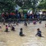 Melihat Tradisi Ngubek Empang di Bojongsari Depok