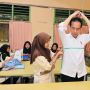 Grogi Minta Ampun! Minta Dibuatkan Baju, Siswi SMK di Jambi Ukur Tubuh Jokowi