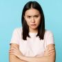 5 Tips Mengatasi Wanita yang sedang Badmood, Cari Tahu Penyebabnya!