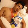 Foto-foto Pemain Timnas Indonesia Tidur Tanpa Baju Berkalung Medali Emas SEA Games 2023