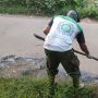 Keren! Tanpa Tunggu Bantuan Pemerintah, Ketua RW di Lembang Perbaiki Jalan Rusak Sendirian