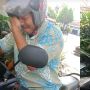 Pilu! Bapak Ini Nangis Dibentak Anaknya Saat Hadir di Wisuda, Pulang Dorong Sepeda Motor Gegara Kehabisan Bensin
