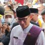 Diutus Jokowi Hadiri Acara Lebaran Betawi di Monas, Aksi Sandiaga saat Joget Bareng Warga