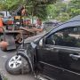 Braak!!! Toyota Rush 'Cium' Separator Busway di Jalan S Parman Jakbar, Ban Depan Copot