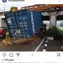 Jalan di Jatinegara Macet Gegara Ada Truk Kontainer Nyangkut di Kolong Gunung Antang