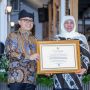Gubernur Khofifah Terima Penghargaan Tokoh Kepemimpinan Kearsipan