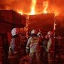 Gudang Triplek di Duren Sawit Ludes Terbakar, Diduga Akibat Ada yang Bakar Sampah di Belakang Gedung