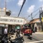 Diduga Korsleting Listrik, Sebuah Tiang Listrik Depan Kantor Kecamatan Palmerah Terbakar, Warga Kocar-kacir