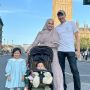 Liburan ke Inggris, Kartika Putri Pakai Stroller Mewah Puluhan Juta untuk Anak Bungsunya