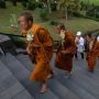 Usai Jalan Kaki Thailand ke Magelang, Seorang Biksu Terharu hingga Menangis saat Sampai di Puncak Candi Borobudur