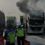 Truk Wing Box Terbakar Di Tol Wiyoto Wiyono Arah Tanjung Priok, Asap Tebal Mengepul