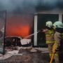 Diduga Korsleting Listrik Pendingin Ruangan, Bengkel Mobil Di Kembangan Ludes Terbakar