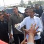 Dapat Kaus dari Jokowi Saat Kunjungan ke Jembatan Kretek II, Endang: Bakal Saya Simpan untuk Kenang-kenangan