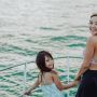 10 Potret Adu Gaya Hot Mama di Bali, Gisel Umbar Punggung Mulus