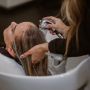 5 Tips Efektif Merawat Rambut Berminyak, Anti Lepek!