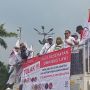 Temui Massa di Depan DPR, Dua Legislator Demokrat Ikut Orasi Tolak Omnibus Law Kesehatan hingga Serukan Mogok Massal