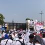 Ribuan Nakes Geruduk DPR RI, Jalan Gatot Subroto Lumpuh!